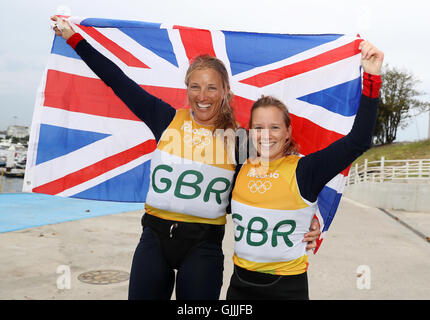 Great Britain Hannah Mills und Saskia Clark feiern nach der Runde in der 470er Rennen am elften Tag der Olympischen Spiele in Rio, Brasilien. Stockfoto