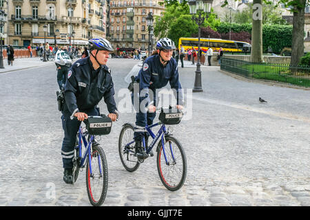 POLIZISTEN AUF FAHRRÄDERN, PARIS, FRANKREICH - CA. 2009. Zwei Polizisten - Fahrrad - auf Streife in Paris. Stockfoto