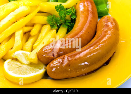 Deutsche Bratwurst, Pommes frites, Salat Stockfoto