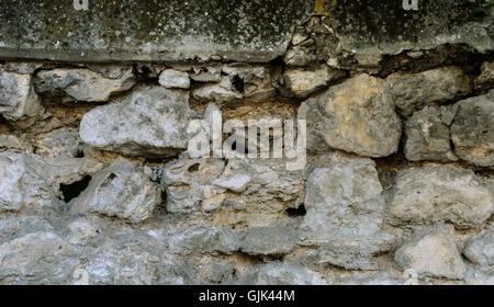 Alte Steinmauer mit Anzeichen von Alterung und Verwitterung Stockfoto