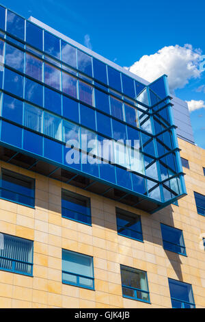 Modernes Bürogebäude Fassade gegen den blauen Himmel. Stockfoto