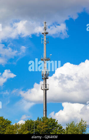 Zelle Turm und Radio Antenne über blauen Himmel. Stockfoto