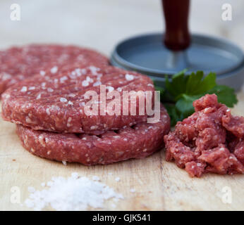 rohes Rindfleischburger Stockfoto