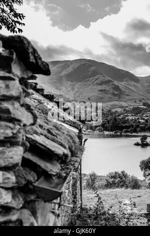 Seite eines Steingebäudes Blick auf See und Berge. Stockfoto