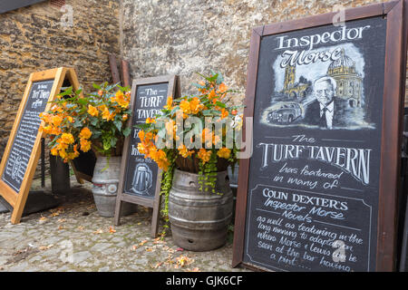 Anzeigetafeln Sie in der Rasen-Taverne, Oxford, die Erinnerung an den Inspektor Morse TV-Serie, die gefilmt in Turf Tavern, England, Großbritannien Stockfoto