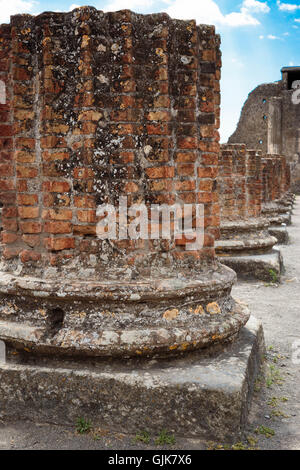 Die Ruinen der antiken römischen Stadt Pompeji an einem Sommertag. Stockfoto