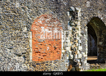 Fenster in den Ruinen von Waverley Abtei, gegründet im Jahre 1128, die ersten Zisterzienser-Abtei in England, in der Nähe von Farnham, Surrey zugemauert Stockfoto