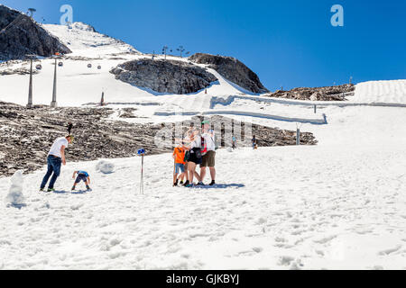 Menschen mit Spaß und ein Foto mit einem Selfie stick auf einer Loipe auf Schnee an einem sonnigen Sommertag am Hintertuxer Gletscher Stockfoto