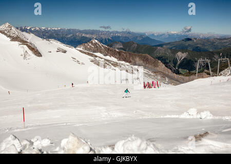 Blick auf eine Skipiste mit Menschen an einem Sommertag am Hintertuxer Gletscher, Österreich Skifahren Stockfoto