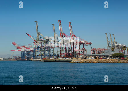 Portalkräne des langen Strandes Container Terminal, Kalifornien, USA. Stockfoto