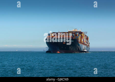 Das Riesen-Mittelmeer-Reederei Containerschiff MSC Elodie, kommt im Hafen von Long Beach. Stockfoto