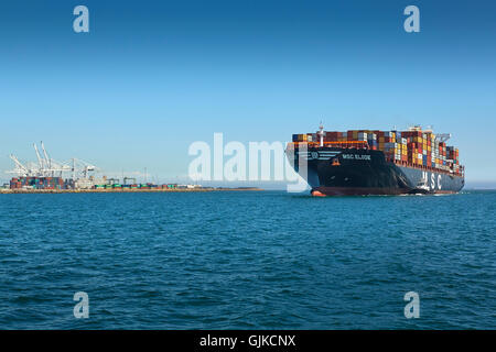 Die riesigen Mediterranean Shipping Company Containerschiff, MSC Elodie, kommt im Hafen von Long Beach, Kalifornien, USA. Stockfoto