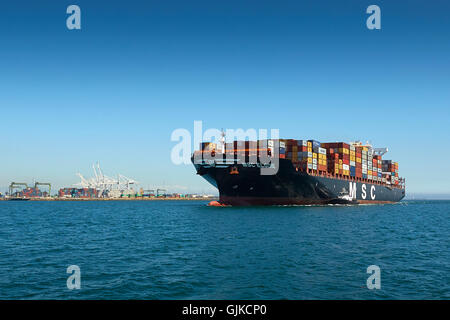 Die riesigen Mediterranean Shipping Company Containerschiff, MSC Elodie, kommt Im Hafen von Long Beach, Kalifornien, USA. Stockfoto