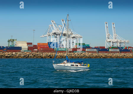 Segelboot Kreuzfahrten vorbei an den Containerterminal Long Beach, Los Angeles, Kalifornien. Stockfoto