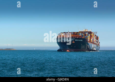 Die riesigen Mediterranean Shipping Company Containerschiff, MSC Elodie, kommt im Hafen von Long Beach, Kalifornien, USA. Stockfoto