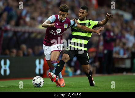 Aston Villa Andre Green und Huddersfield Town Elias Kachunga (rechts) Kampf um den Ball während der Himmel Bet Meisterschaft match im Villa Park, Birmingham. Stockfoto