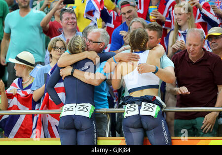 Großbritanniens Rebecca James (links) feiert nach dem Gewinn von Silber und Großbritanniens Katy Marchant feiert nach dem Gewinn der Bronzemedaille im Sprint der Frauen auf dem Rio Olympic Velodrome am elften Tag der Olympischen Spiele in Rio, Brasilien. Bild Datum: Dienstag, 16. August 2016. Bildnachweis sollte lauten: David Davies/PA Wire. Einschränkungen - nur zur redaktionellen Verwendung. Stockfoto