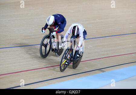 Großbritanniens Rebecca James (links) und Deutschlands Kristina Vogel treten im Sprint der Frauen bei dem Rio Olympic Velodrome am elften Tag der Olympischen Spiele in Rio, Brasilien. Bild Datum: Dienstag, 16. August 2016. Bildnachweis sollte lauten: David Davies/PA Wire. Einschränkungen - nur zur redaktionellen Verwendung. Stockfoto