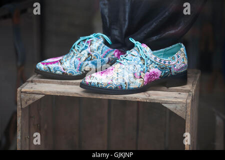 lustige blaue Schuhe mit Ornamenten in einem Schaufenster in der Carnaby Street Stockfoto