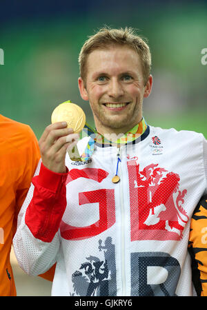 Der britische Jason Kenny auf dem Podium, nachdem er am elften Tag der Olympischen Spiele in Rio, Brasilien, die Goldmedaille im Keirin-Finale der Männer im Olympiastadion von Rio gewonnen hatte. Bilddatum: Dienstag, 16. August 2016. Bildnachweis sollte lauten: David Davies/PA Wire. Stockfoto