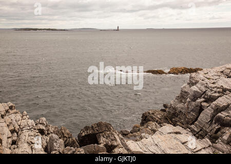 Blick auf Ram Insel Ledge Leuchtturm von Ft Williams Park in Casco Bay, Maine. Stockfoto