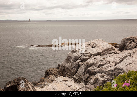 Blick auf Ram Insel Ledge Leuchtturm von Ft Williams Park in Casco Bay, Maine. Stockfoto