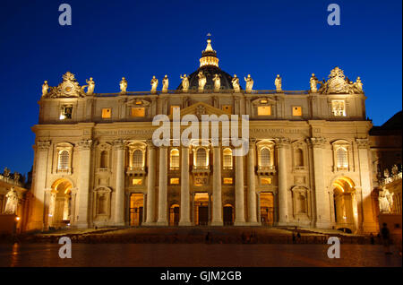 der Petersdom in der Nacht Stockfoto