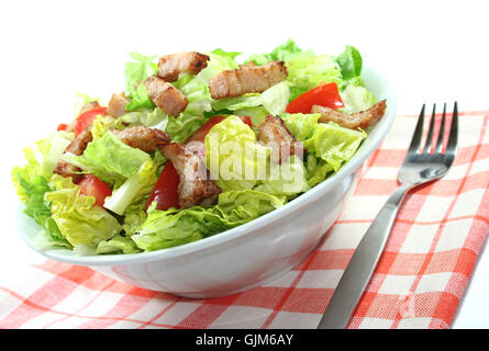 Salatherzen mit Tomaten und Streifen Stockfoto