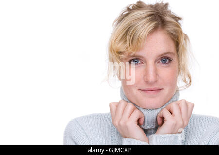 junge Frau im Rollkragenpullover Stockfoto