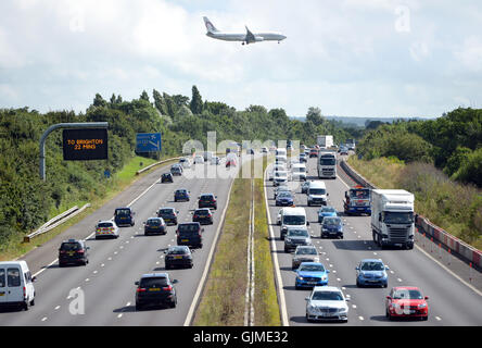 Flugzeug über A23, hereinkommen, landen am Flughafen London Gatwick Stockfoto