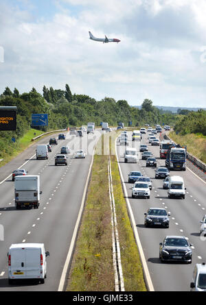 Flugzeug über A23, hereinkommen, landen am Flughafen London Gatwick Stockfoto