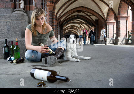 junge Frau mit Hund, Alkohol zu trinken Stockfoto