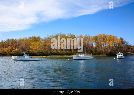 Lobster Boote in Ruhe an einem sonnigen Herbstmorgen in Kennebunkport Hafen, Kennebunkport, Maine, USA Stockfoto