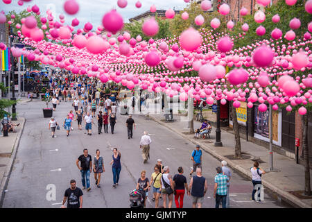 Montreal, CA - 14. August 2016: Rosa Kugeln über Rue Sainte Catherine im Gay Village von Montreal mit Homosexuell Regenbogenfahnen und Stockfoto