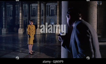 Charade ist ein Comedy-Thriller aus dem Jahr 1963 mit Audrey Hepburn. Bekannt für seine charmante Geschichte und die legendäre Performance von Hepburnâ, kombiniert es Spannung, Romantik und Komödie in einem Pariser Setting. Stockfoto
