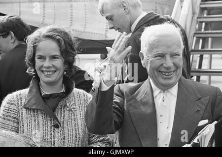 Dieses Foto zeigt den berühmten Komiker Charlie Chaplin mit seiner Frau Oona O'Neill im Jahr 1965. Das Bild spiegelt ihr öffentliches Erscheinungsbild und ihre dauerhafte Beziehung wider und hebt Chaplinâ spätere Jahre als Filmemacher und sein Familienleben hervor. Stockfoto
