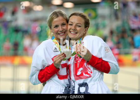 Großbritanniens Rebecca James (links) feiert nach dem Gewinn von Silber und Großbritanniens Katy Marchant feiert nach dem Gewinn der Bronzemedaille im Sprint der Frauen auf dem Rio Olympic Velodrome am elften Tag der Olympischen Spiele in Rio, Brasilien. Bild Datum: Dienstag, 16. August 2016. Bildnachweis sollte lauten: David Davies/PA Wire. Einschränkungen - nur zur redaktionellen Verwendung. Stockfoto