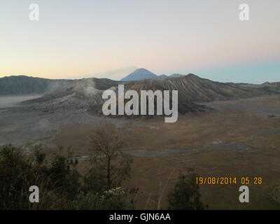 Dieses Foto fängt den Sonnenaufgang vom Senuri Aussichtspunkt ein und zeigt die natürliche Schönheit der Landschaft bei Sonnenaufgang. Die Szene ist geprägt von sanften, goldenen Tönen und weitläufigen Blicken auf die Umgebung. Stockfoto