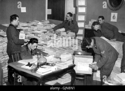 Dieses Foto zeigt italienische Soldaten während des Zweiten Weltkriegs. Das Bild zeigt Militärpersonal, Uniformen und Ausrüstung, die von der italienischen Armee während des Krieges verwendet wurden, und bietet einen Einblick in die Militärgeschichte und die Rolle Italiens während dieser Zeit. Stockfoto