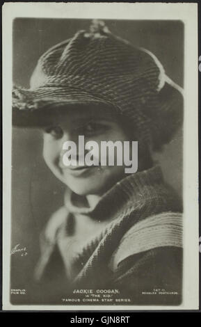 Ein Foto aus dem Film „The Kid“ aus dem Jahr 1921 mit Jackie Coogan und Charlie Chaplin. Dieses ikonische Bild fängt das Wesen ihrer Zusammenarbeit auf dem Bildschirm in diesem bahnbrechenden Stummfilm unter der Regie von Chaplin ein. Stockfoto