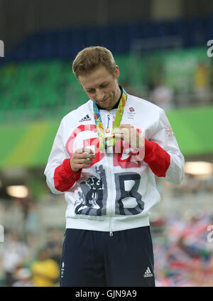 Der britische Jason Kenny auf dem Podium, nachdem er am elften Tag der Olympischen Spiele in Rio, Brasilien, die Goldmedaille im Keirin-Finale der Männer im Olympiastadion von Rio gewonnen hatte. Bilddatum: Dienstag, 16. August 2016. Bildnachweis sollte lauten: David Davies/PA Wire. Stockfoto