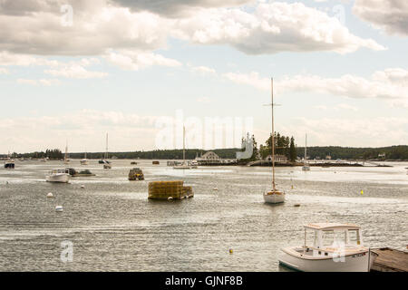 Ansicht von Boothbay Harbor mit Hummerfallen und Boote. Stockfoto