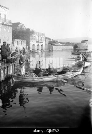 Nördlichen Ansichten. Boot mit Fisch gefüllt. Tiberias. 1900 1920. Matson.Right Stockfoto