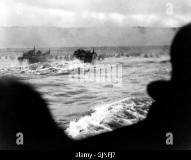 Dies bezieht sich auf die erste Welle alliierter Streitkräfte, die während der D-Day-Invasion am 6. Juni 1944 am Omaha Beach landen. Die Operation war ein entscheidender Moment im Zweiten Weltkrieg und markierte den Beginn der Befreiung Westeuropas von der Nazi-Besatzung. Stockfoto