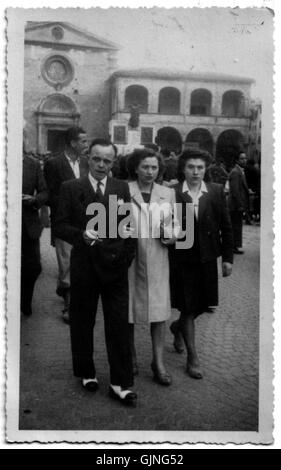 Menschen zu Fuß auf Figline Valdarno Hauptplatz am 1947 Stockfoto