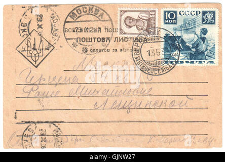 Diese Postkarte aus der Sowjetzeit vom 13. Mai 1935 spiegelt einen Moment der sowjetischen Geschichte wider. Postkarten aus dieser Zeit zeigten oft Szenen des sowjetischen Lebens, nationaler Errungenschaften oder Gedenkfeiern. Stockfoto