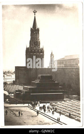 Diese 1936 Postkarte aus Moskau, UdSSR, wurde am 13. Juni abgestempelt. Das Bild zeigt wahrscheinlich eine Szene aus der sowjetischen Zeit aus der Hauptstadt, die die architektonischen und kulturellen Entwicklungen dieser Zeit widerspiegelt. Stockfoto