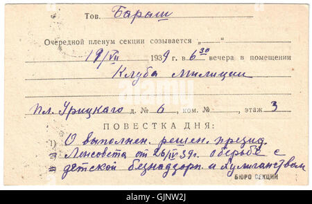 Diese Postkarte aus der UdSSR vom 18. Juli 1939 zeigt eine Rückansicht der Karte mit Postmarkierungen aus der Sowjetzeit. Sie bietet einen Einblick in die sowjetischen Postpraktiken kurz vor dem Zweiten Weltkrieg Stockfoto