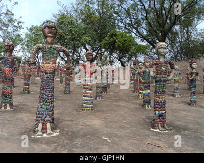 Der *Rock Garden of Chandigarh* verfügt über einzigartige Statuen aus industriellen und städtischen Abfallstoffen, die das visionäre Werk des Künstlers Nek Chand bei der Schaffung eines Parks mit Umweltskulpturen repräsentieren. Stockfoto