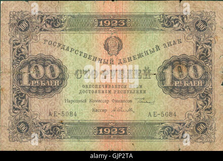Dieses Bild zeigt eine russische 100-Rubel-Note aus dem Jahr 1923, eine historische Währung aus der frühen Sowjetunion. Das Design zeigt die wirtschaftlichen und politischen Veränderungen der Zeit. Stockfoto